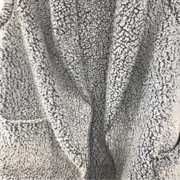 Koolaburra by UGG Frosted Blue Two Tone Sherpa Vest w/Pockets - Picture 3 of 7